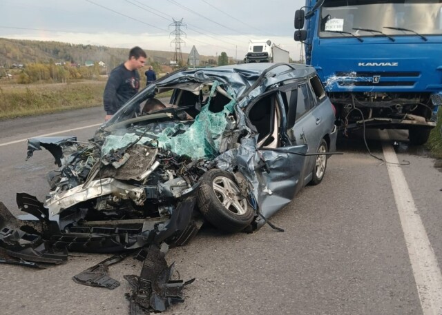 «Nissan двигался по встречной полосе»: очевидец запечатлел момент смертельного ДТП под Новокузнецком 