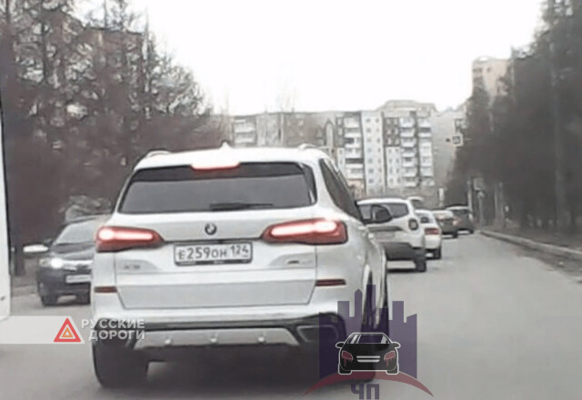 В Красноярске BMW обогнал и подрезал машину с видеорегистратором