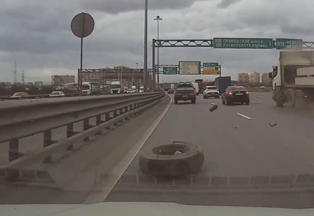 Колесо прилетело в автомобиль на КАД 