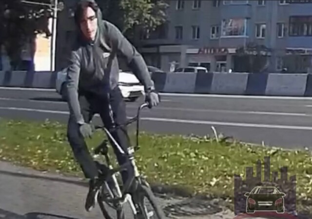 В Красноярске велосипедист повредил автомобиль и уехал с места ДТП