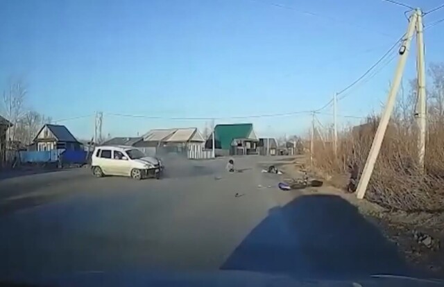Две школьницы оказались в больнице после ДТП с участием мопеда и автомобиля в Кузбассе 