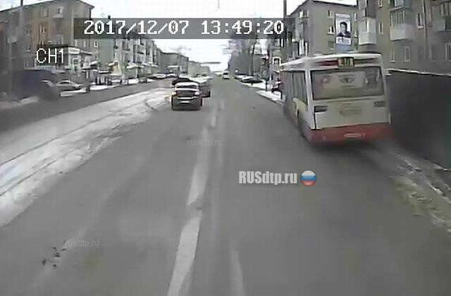 В Перми автобус врезался в остановку