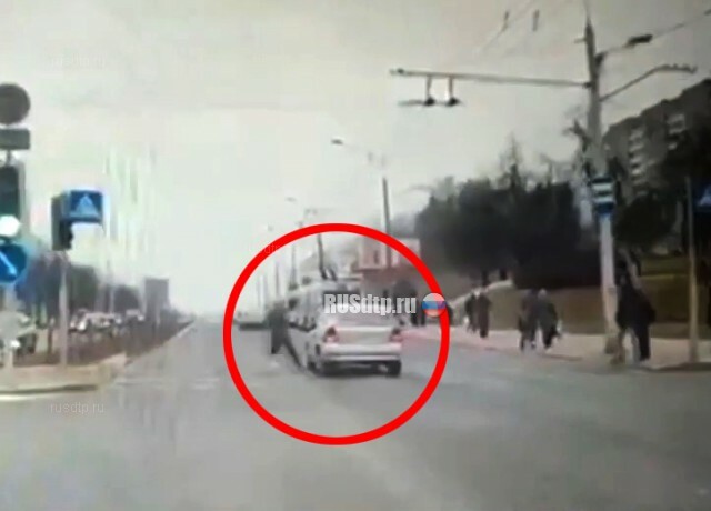 В Минске автомобиль сбил подростка, перебегавшего дорогу на красный. ВИДЕО 