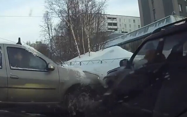 Авария на перекрестке в Мурманске: медвежья услуга или невнимательность водителя? 