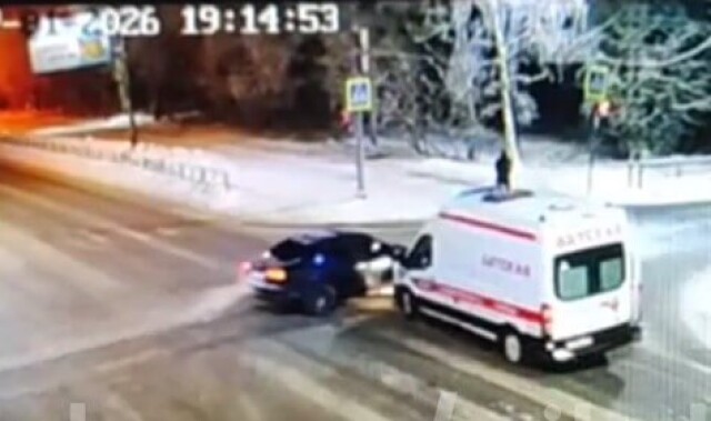 Скорая врезалась в столб после столкновения с легковым автомобилем в Архангельске 