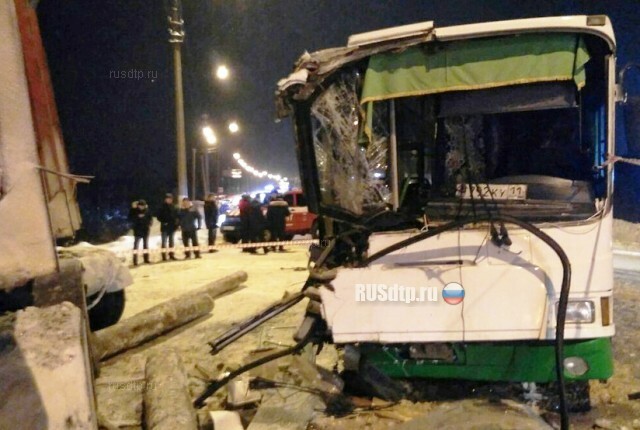 Видеорегистратор запечатлел момент столкновения автобуса и лесовоза в Коми 