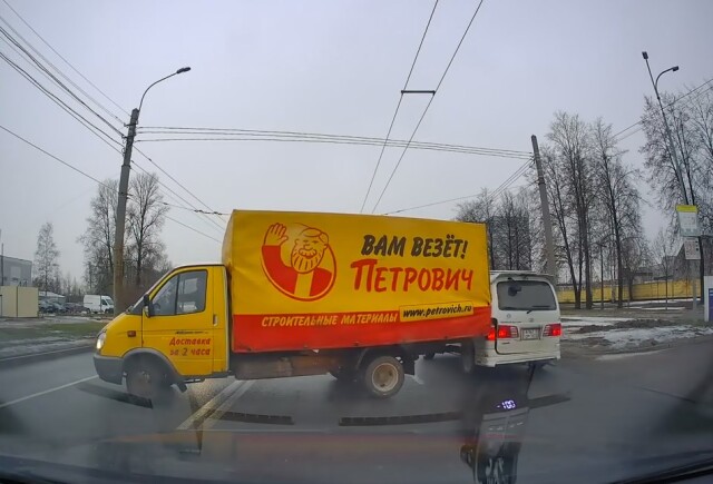 В Петербурге водитель «Газели» при развороте столкнулся с микроавтобусом и уехал с места ДТП