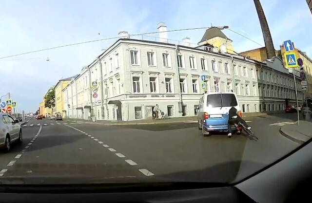 В Петербурге микроавтобус поворачивал направо и столкнулся с велосипедом