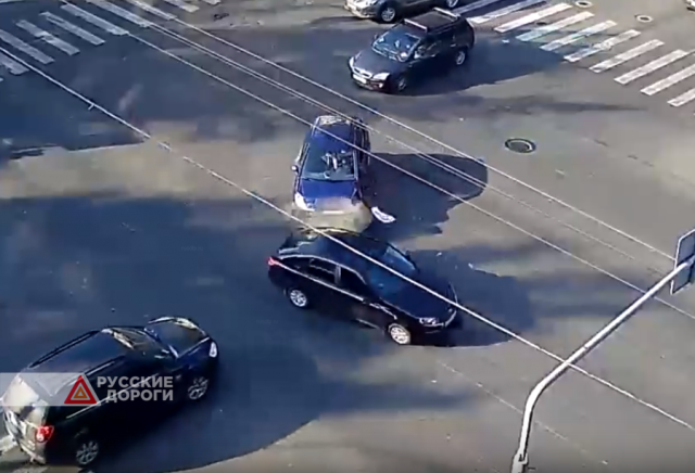 В Вологде на перекрестке столкнулись два автомобиля