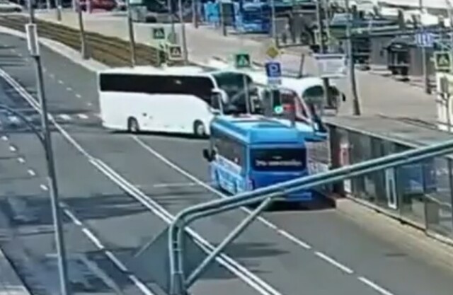 Туристический автобус врезался в трамвай в районе ВДНХ Москве