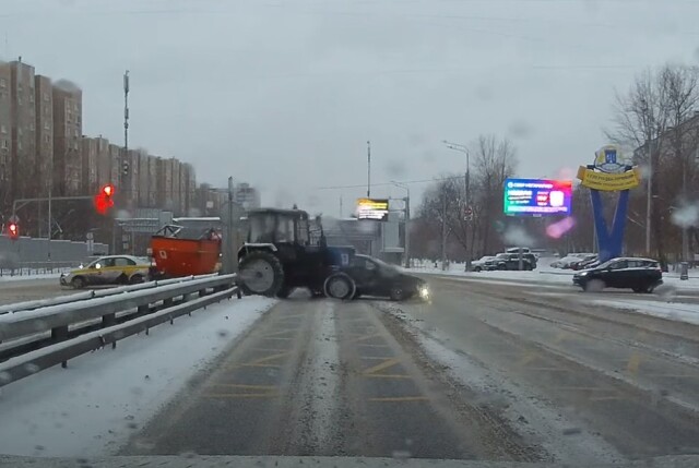 Легковой автомобиль и трактор столкнулись на Осташковском шоссе в Москве