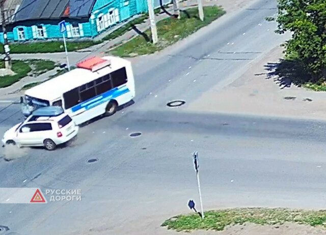 Автобус и кроссовер столкнулись на перекрестке в Омске