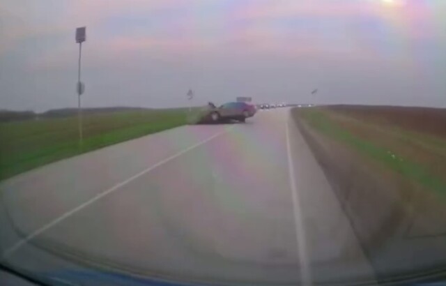 В Ростовской области лихач пошел на обгон через сплошную и спровоцировал серьезное ДТП 