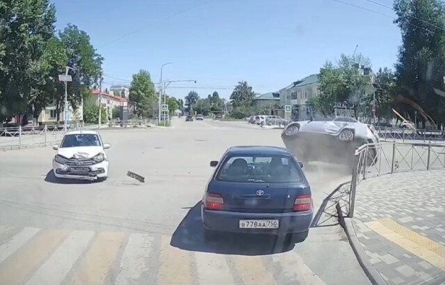 Автомобиль перевернулся в результате ДТП на перекрестке в Волгоградской области 