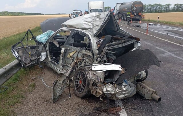 «Опережал по обочине»: водитель и пассажир «Тойоты» погибли в ДТП на Кубани 