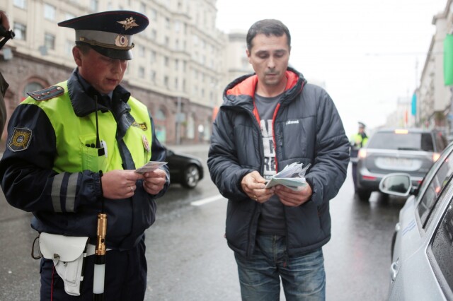 Не оплатил штрафы вовремя — положи права на полку: в России водителей хотят лишать прав за неоплаченные штрафы 