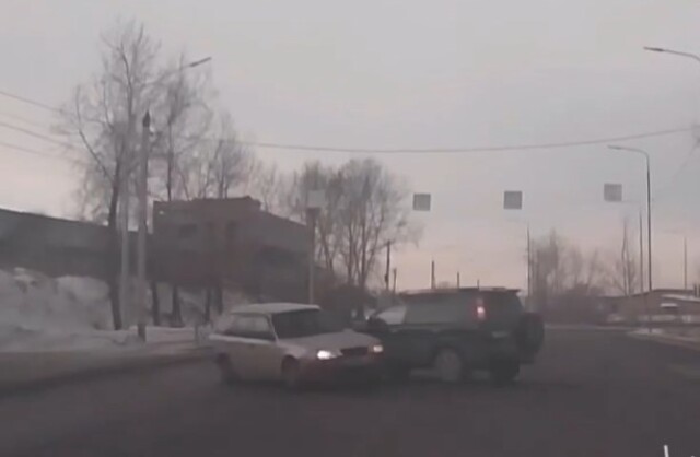 ДТП в Иркутске: водитель кроссовера неудачно вошёл в поворот