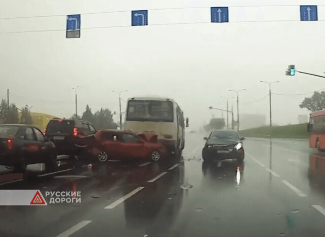 Volkswagen Passat занесло на скользкой дороге в Череповце 