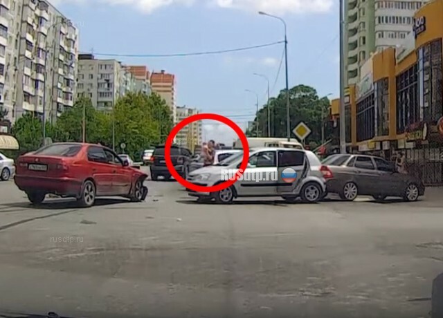 В Новороссийске в момент ДТП из машины вылетел младенец. ВИДЕО 