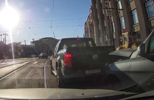 «Ехал и никого не трогал»: кроссовер въехал в пикап на проспекте Добролюбова в Санкт-Петербурге