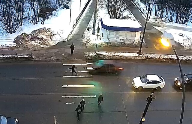 Автомобиль сбил девушку на пешеходном переходе в Мурманске