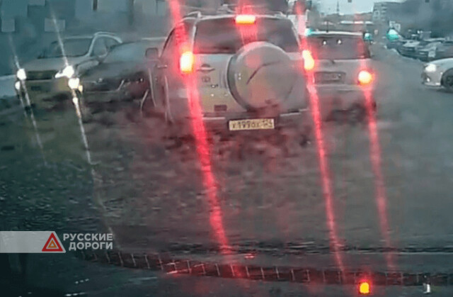 В Красноярске водитель кроссовера пытался избежать столкновения и устроил ДТП