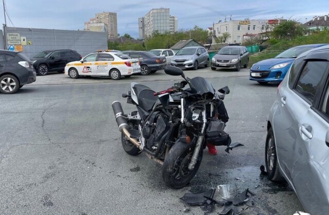 Мотоциклист не пропустил автомобиль при выезде со второстепенной во Владивостоке 