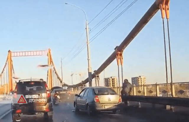 Renault врезался в стоящий автомобиль на мосту в Архангельске