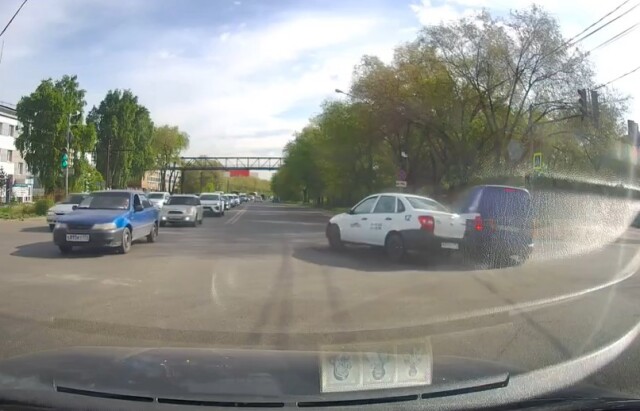 Авария на перекрестке в Магнитогорске: автомобиль охраны пытался проскочить перекресток на красный