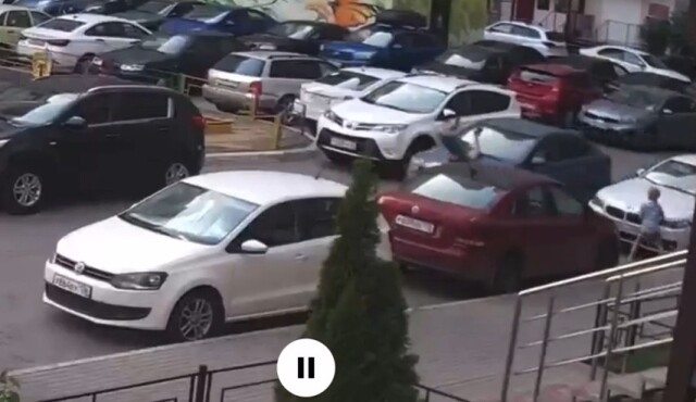 В Воронеже мальчик играл с друзьями и попал под колеса автомобиля 