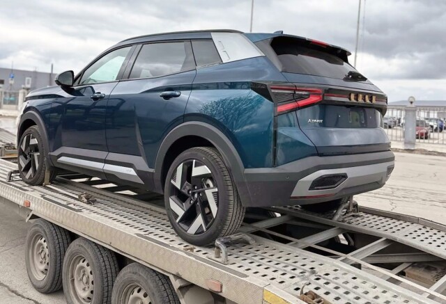 Новый Lada Azimut впервые сфотографировали вживую 