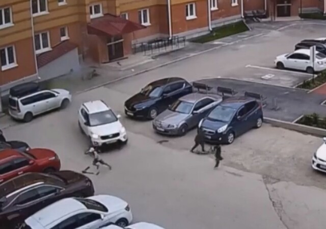 В Челябинской области пьяные мужчина и женщина за рулем устроили погром во дворе
