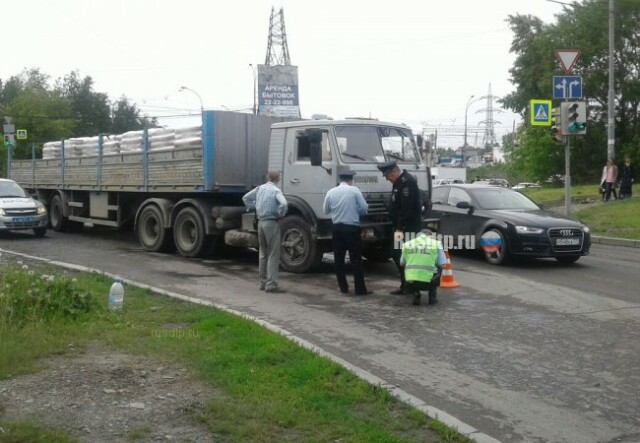 В Екатеринбурге 5-летняя девочка попала под колеса КАМАЗа по вине отца 