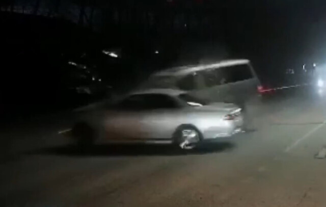 На Бердском шоссе в Новосибирске водитель седана при развороте не пропустил минивэн