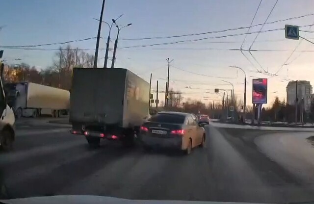 «Сам себя наказал»: в Омске водитель пытался проскочить перекресток на жёлтый и «потерял» зеркало 