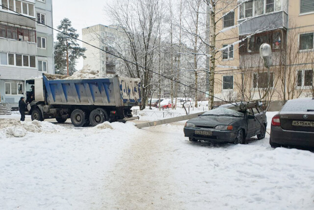 В Ленобласти во время уборки снега самосвал повалил столб на припаркованную «Ладу» 