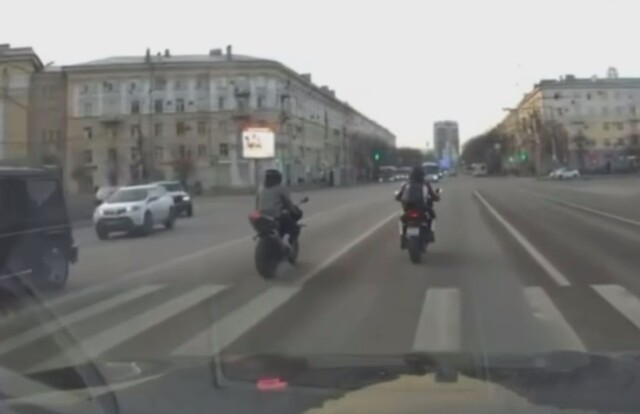 Два мотоцикла столкнулись на перекрестке в Воронеже