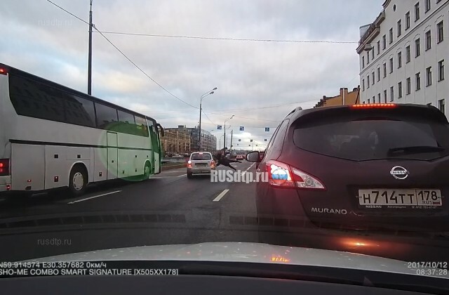 В Санкт-Петербурге сбили перебегавшую дорогу женщину