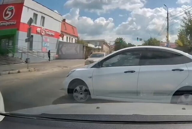 Авария в Орловской области: водитель «Соляриса» пытался повернуть налево и не пропустил «Тойоту»