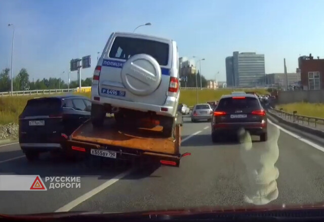 В Москве у эвакуатора отказали тормоза