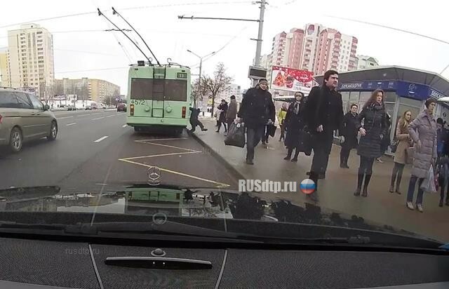 В Минске троллейбус несколько метров протащил зажатого в дверях пассажира