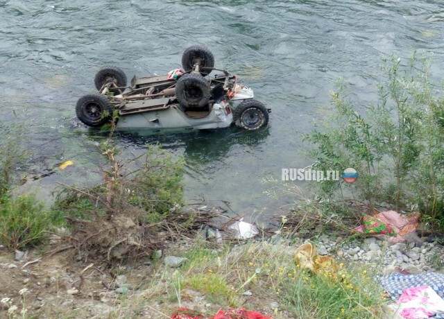 На Алтае в горной реке утонул УАЗ с детьми 