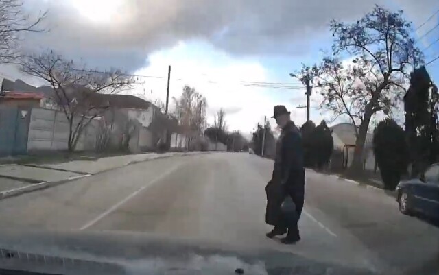 В Крыму автомобиль едва не сбил переходившего дорогу священника 