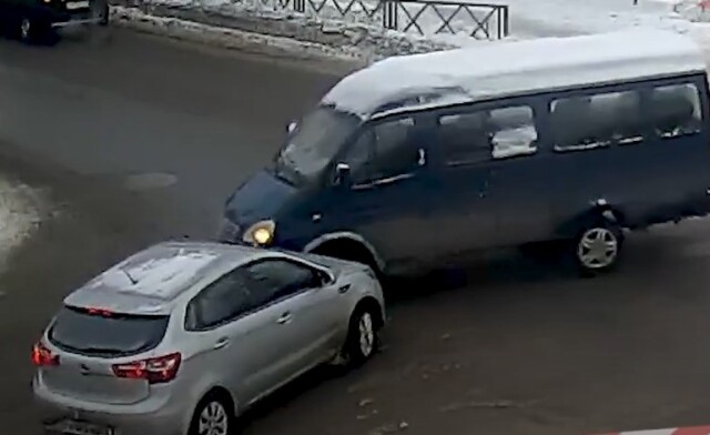 Авария на перекрестке в Рыбинске: водитель хэтчбека не пропустил встречную «Газель»