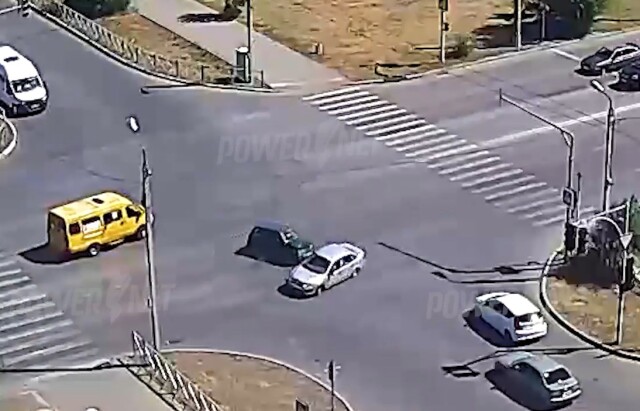 Авария в Волжском: один водитель совершал поворот налево и не уступил дорогу другому