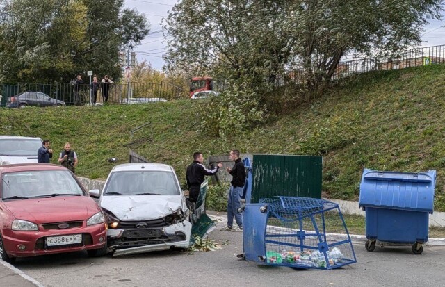 В Чебоксарах водитель пытался уйти от столкновения с самосвалом и вылетел с дороги 