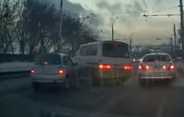 В Иркутске водитель микроавтобуса при перестроении не уступил дорогу автомобилю 