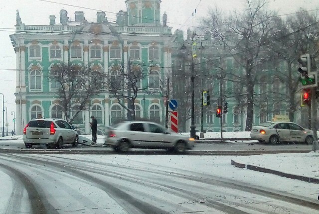 KIA и такси столкнулись на Дворцовой набережной в Санкт-Петербурге 