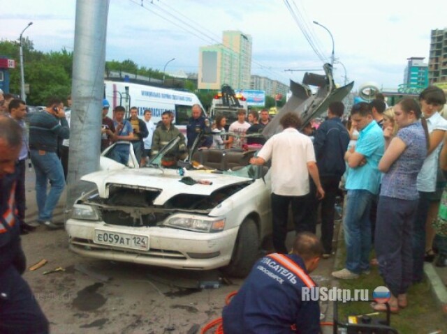 В Новосибирске «Тойота» врезалась в столб 