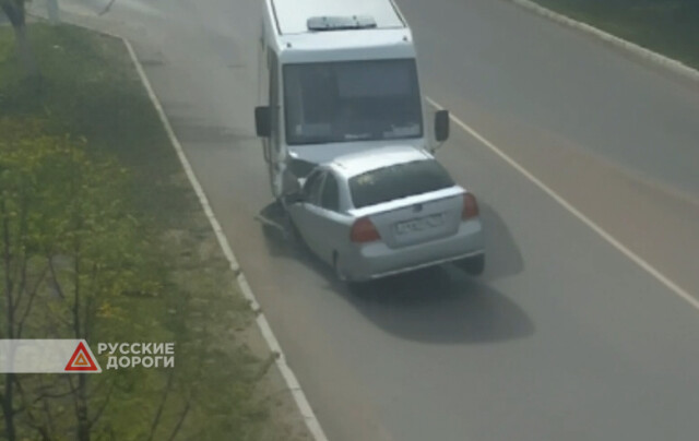 В Рузаевке легковой автомобиль вылетел на встречную полосу и врезался в маршрутку